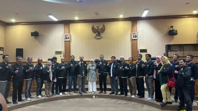 lepas-kontingen-ke-porwanas-xiv-pemprov-riau-harap-pwi-riau-kembali-raih-kemenangan