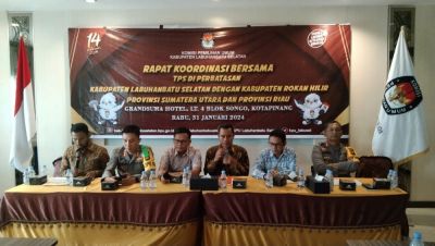 riau-dan-sumut-sepakat-ratusan-warga-labusel-nyoblos-di-rohil