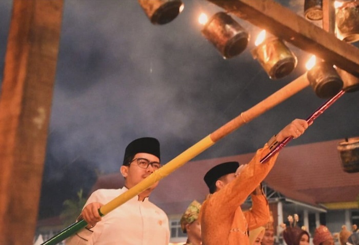 Ginda Burnama Ikuti Pembukaan Festival Lampu Colok di Halaman MPP Pekanbaru 